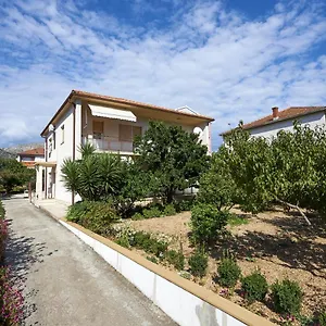 Pensión And With Parking Space - 13102, Trogir